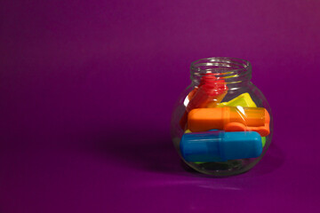 resaltadores en un frasco 