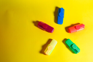 resaltadores, plumones de colores en forma de estrella 