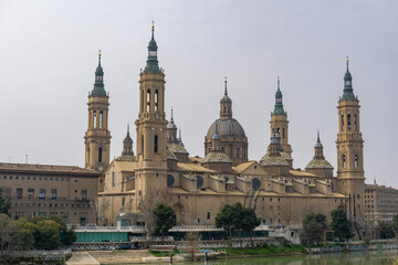 Fototapeta na wymiar view of the historic cathedral in the old city center of Zaragoza