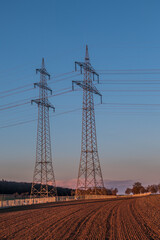 Hochspannungsmasten im Abendlicht