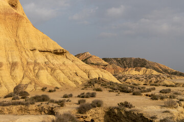 Fototapeta na wymiar dry desert landscape with cliffs and grasslands