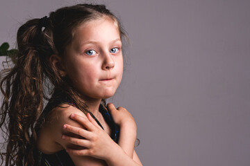 Obraz premium portrait of a little girl looking at camera and making faces