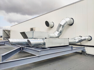Mediciones de ruido ambiental por salida de ventilación en cubierta de edificio terciario
