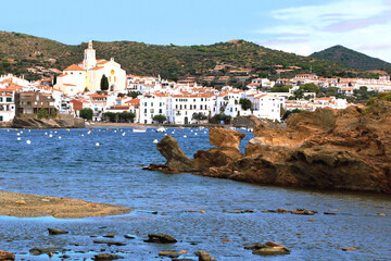 Cadaqués, petit port aux maisons blanches sur le littoral de Catalogne.