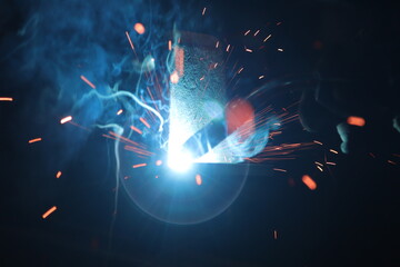 Das Licht und der Funken flug beim Stahlschweißen 