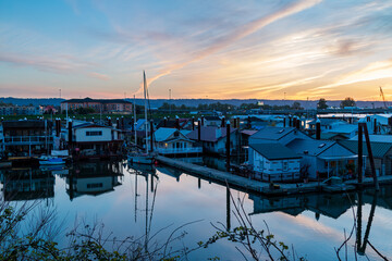 Obraz premium Portland's Hayden Island Lotus Isle Park House Boats