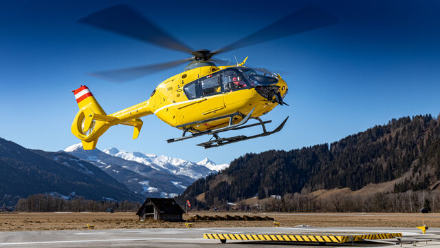Emergencyhelicopter departing 