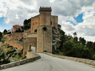 Fototapeta na wymiar Puerta de entrada a la villa medieval de Alarcón, España, en un puente sobre el río Júcar, con el Castillo al fondo