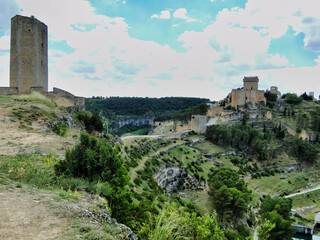 Fototapeta na wymiar Torre de vigilancia y castillo medieval de Alarcón, utilizado como hotel turístico de lujo bajo la gestión del estado español