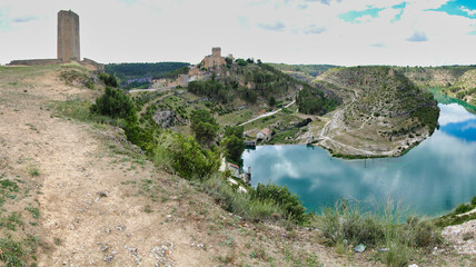 Torre exenta de vigilancia, castillo y villa medieval de Alarcón, España, junto a un meandro del río Júcar