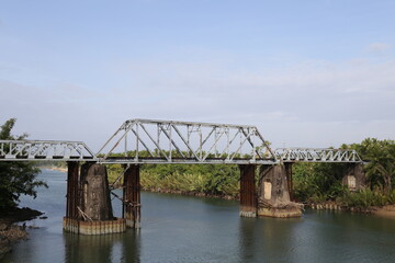 Die Eisenbahn Brücke führt über den Sabang Fluss, bei Del Gallego, Camarines Sur, Philippinen