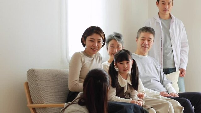 談笑する日本人三世代家族