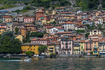 maison colorée sur le Lac de Côme - Italie