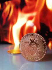 Moneta d'oro bitcoin in fiamme di fuoco, spruzzi d'acqua e fulmini. Bitcoin Gold blockchain concetto di forcella rigida. Simbolo di criptovaluta nell'illustrazione di tempesta con rete peer to peer