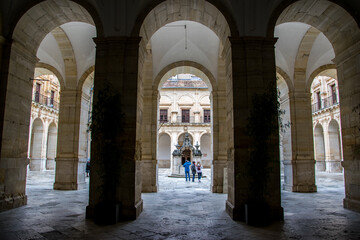 Obraz premium Vista del patio del Monasterio Neoclásico de Uclés, España, desde las columnatas de la entrada