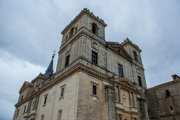 Fototapeta na wymiar Vista en ángulo bajo y lateral de la fachada de la iglesia del monasterio de Uclés, España