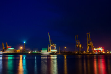 Fototapeta na wymiar Świnoujście nocą, latarnia morska