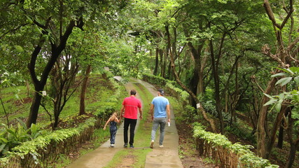 Fototapeta premium caminata por senderos en parques Guayaquil
