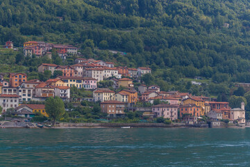Fototapeta premium maison colorée sur le Lac de Côme - Italie