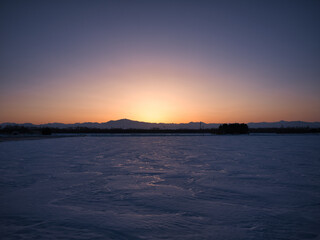 Naklejka premium 雪原と夕焼け