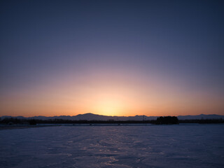Naklejka premium 雪原と夕焼け