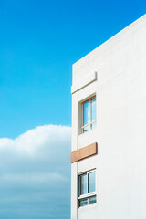 Obraz premium Architecture geometric symmetry with clouds sky blue reflections, windows