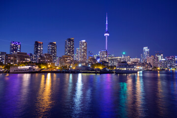 Fototapeta na wymiar Toronto's colourful and vibrant night skyline