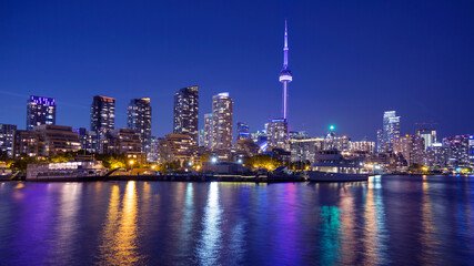 Obraz premium Toronto's colourful and vibrant night skyline