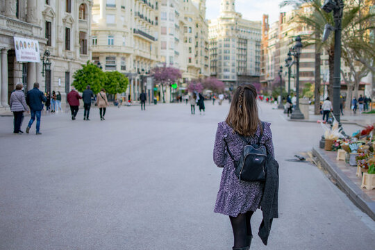 Joven mujer paseando por la plaza peatonal del Ayuntamiento de Valencia (Espa&ntilde;a)