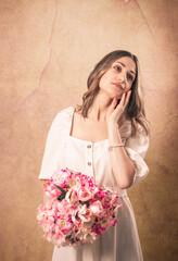 Fototapeta premium mujer sonriendo posando con flores