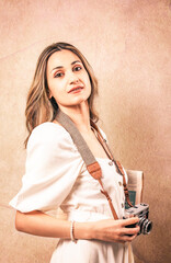 Mujer posando con una cámara