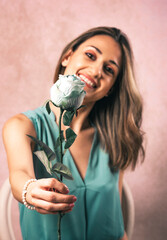 mujer sonriendo posando con flores