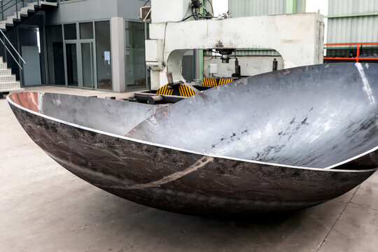 View of the torispherical (or flanged and dished head), hemispherical, semi ellipsoidal dished ends, klopper and korbbogen head manufacturing for pressure vessels.