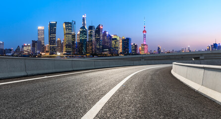 Fototapeta na wymiar Asphalt road and city skyline at night in Shanghai.