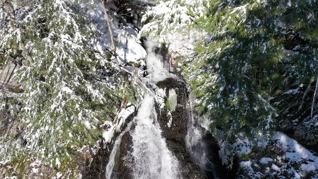 Cascade enneigée dans les monts du Sancy.  4k images brutes. Le Mont Dore, chute d'eau dans la chaîne des Puys en France. Auvergne, Patrimoine mondial.