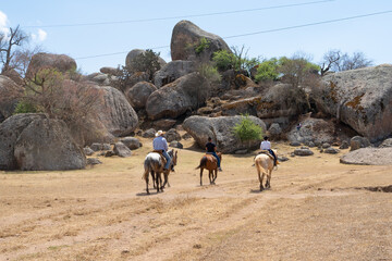 La familia se pasea en caballos por las rocas de Tapalpa Jalisco. © jesuschurion57