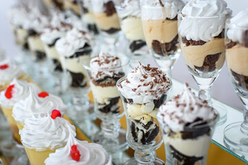 Copas de postres para fiestas con flan, chocolates y galletas