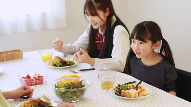 談笑しながら朝食を食べる日本人姉妹