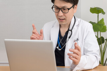 オンライン診療で患者と会話している医師