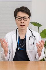 オンライン診療で患者と会話している医師