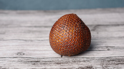 easter egg on wooden background