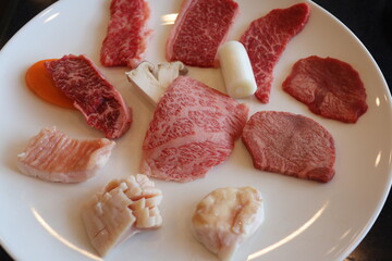 焼肉盛合わせ
三角バラ（上カルビ）・黒毛和牛カルビ・上赤身ロース（とうからし）・上タン塩・タン塩・カルビ（ブリスケ）・ハラミ