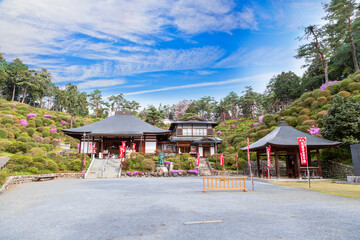 Shiofune Kannon-ji is a 1,300-year-old Buddhist temple in Ome City. The temple is located in a bowl-like depression surrounded by hills covered by azalea bushes.