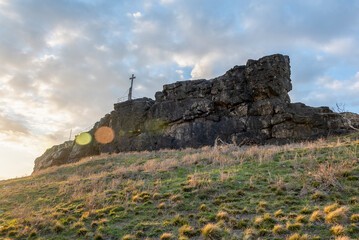 Fototapeta na wymiar Deutschland, Sachsen-Anhalt, Ballenstedt, Gegensteine mit Gipfelkreuz, Teil der Teufelsmauer im Harz.