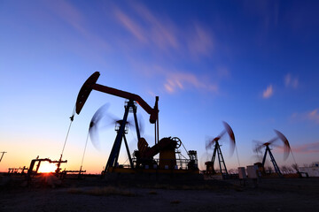 In the evening, the silhouette of the oil pump