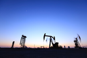 In the evening, the silhouette of the oil pump