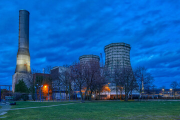 Heizkraftwerk in Düsseldorf bei Nacht
