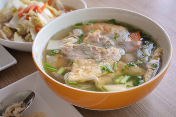 omelet soup srinkle with sliced spring onion and pepper