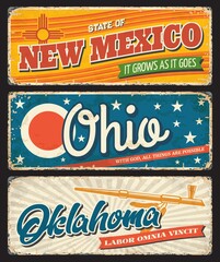 Obraz premium Ohio, Oklahoma and New Mexico USA state rusty metal banners. Vector American travel and tourism old signboards with stars, eagle feathers, ceremonial pipe and red sun symbol