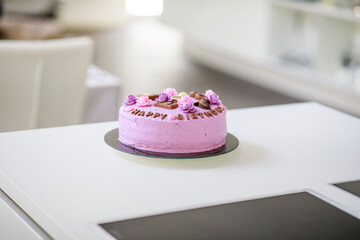 Geburtstagstorte selbst gebacken zuhause mit unscharfen Hintergrund in der Küche